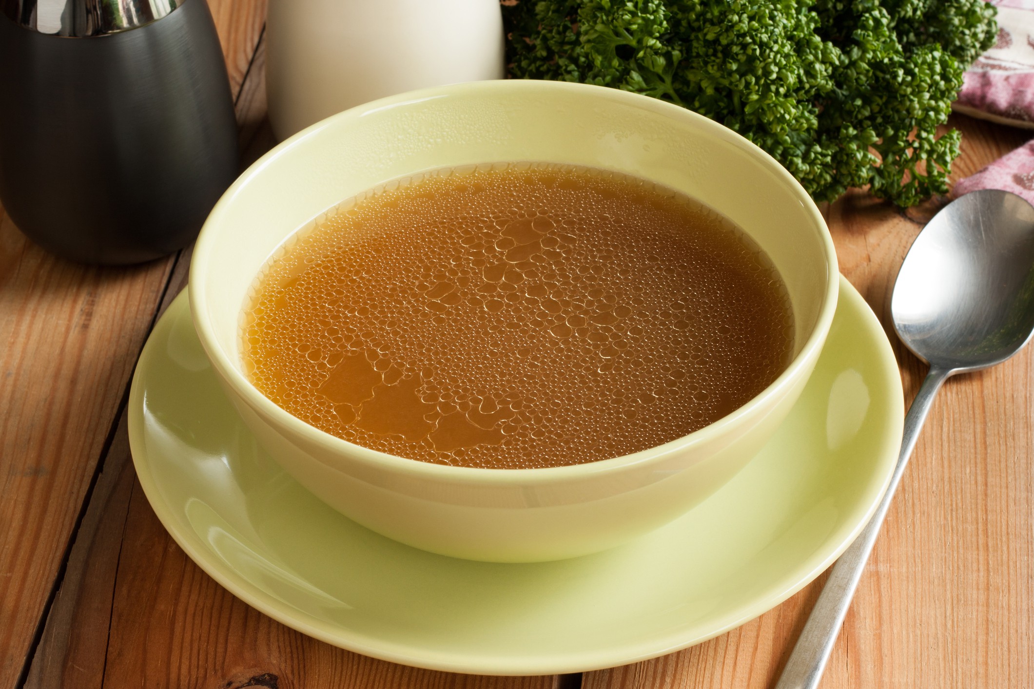 Ce este supa concentrată de vită. Cum se obține și de ce e bine să o ai tot timpul în frigider sau congelator