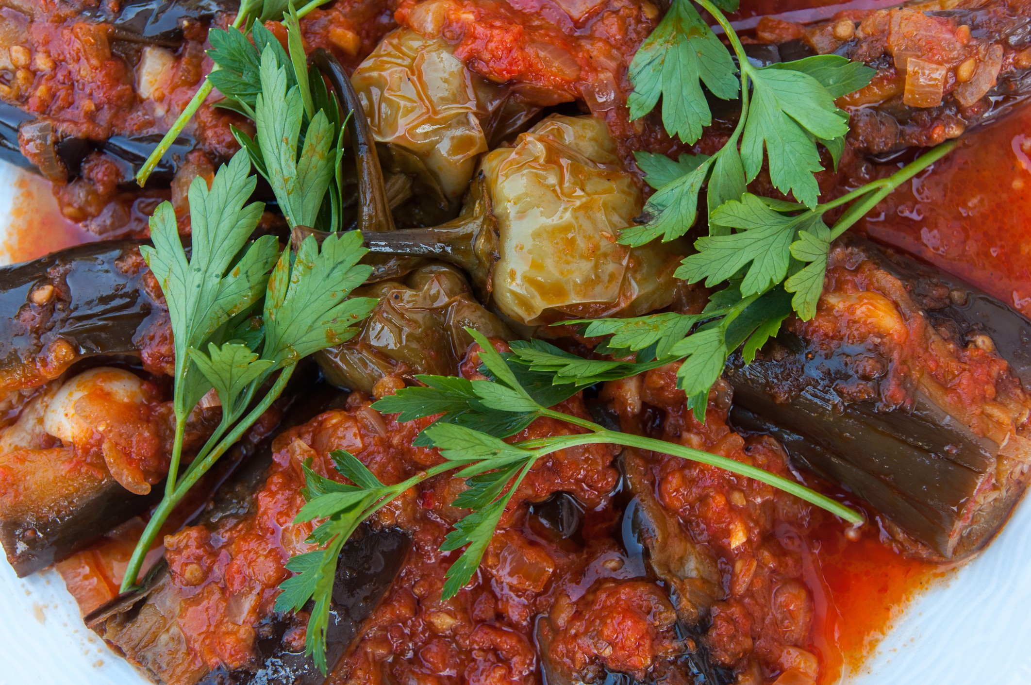 Musaca turcească cu vinete și carne, în sos de roșii. Rețeta explicată pas cu pas