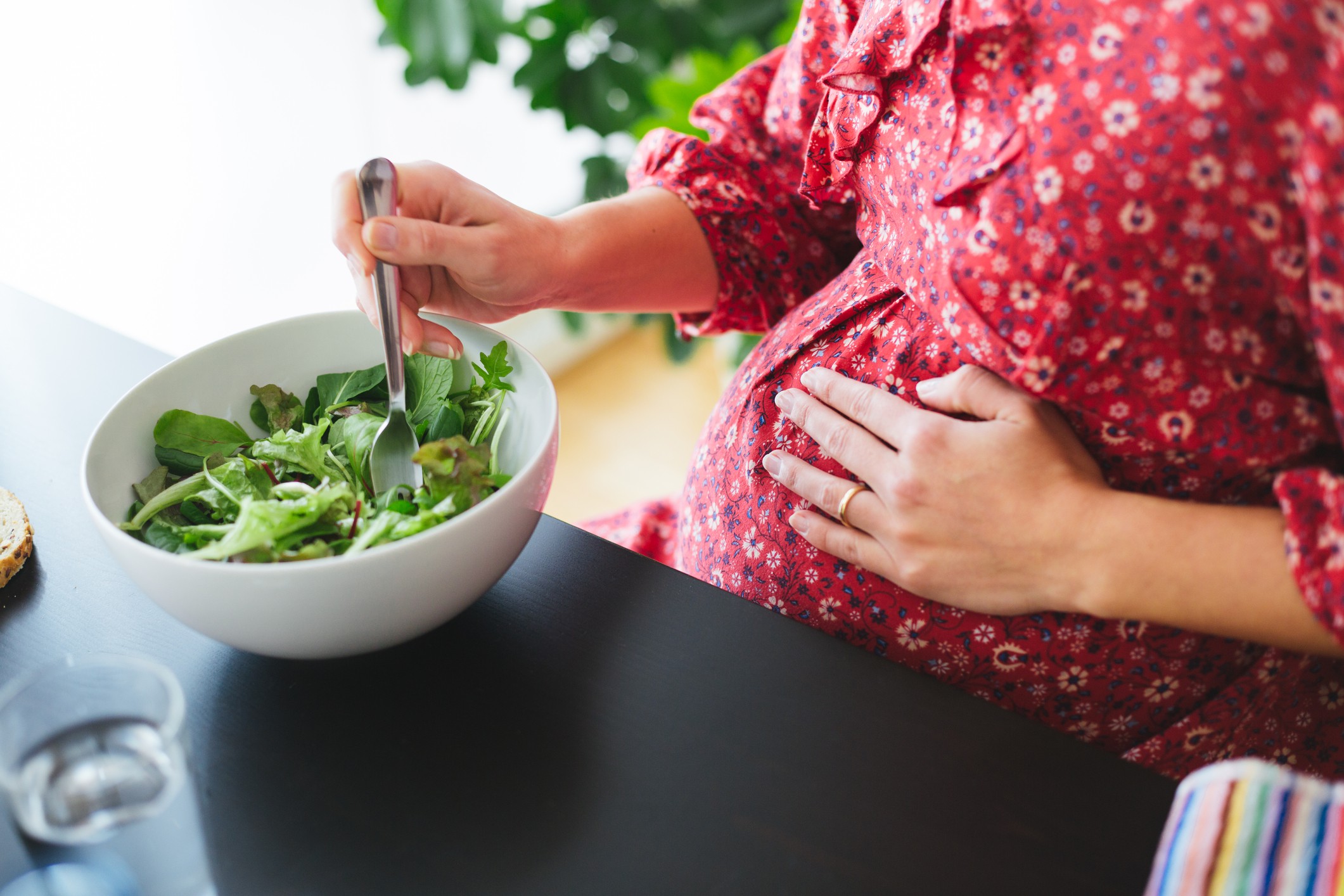 Ce riști dacă mănânci salate crude în timpul sarcinii. Toate viitoarele mămici ar trebui sa stie asta!