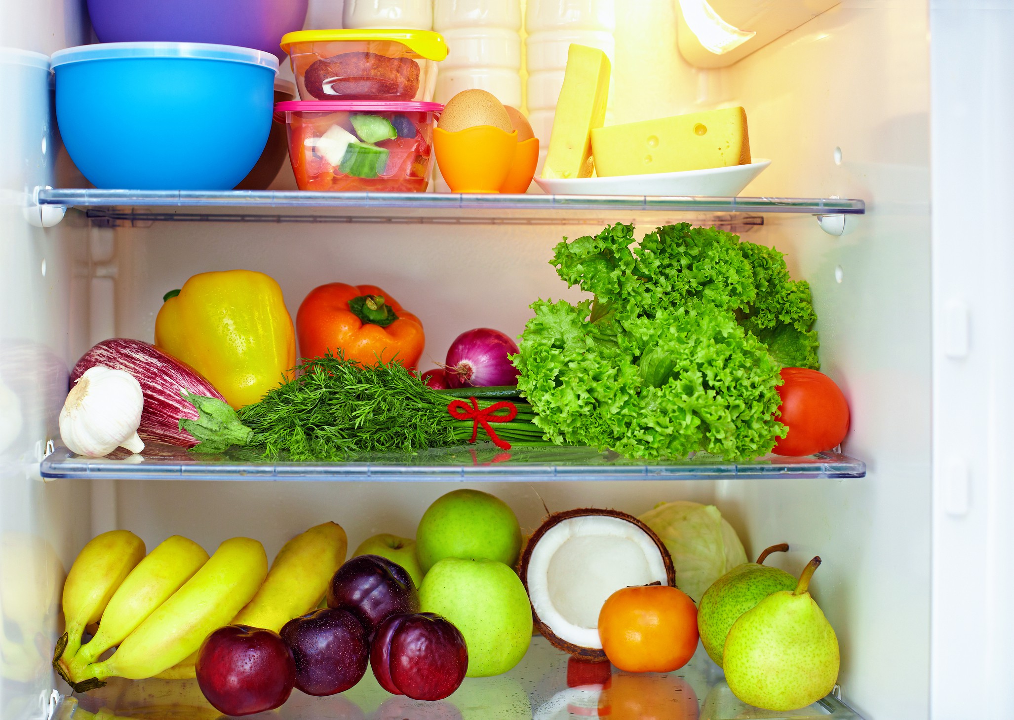 Cum să îți organizezi frigiderul în mod eficient. Sfaturi și trucuri pentru o depozitare corectă a alimentelor