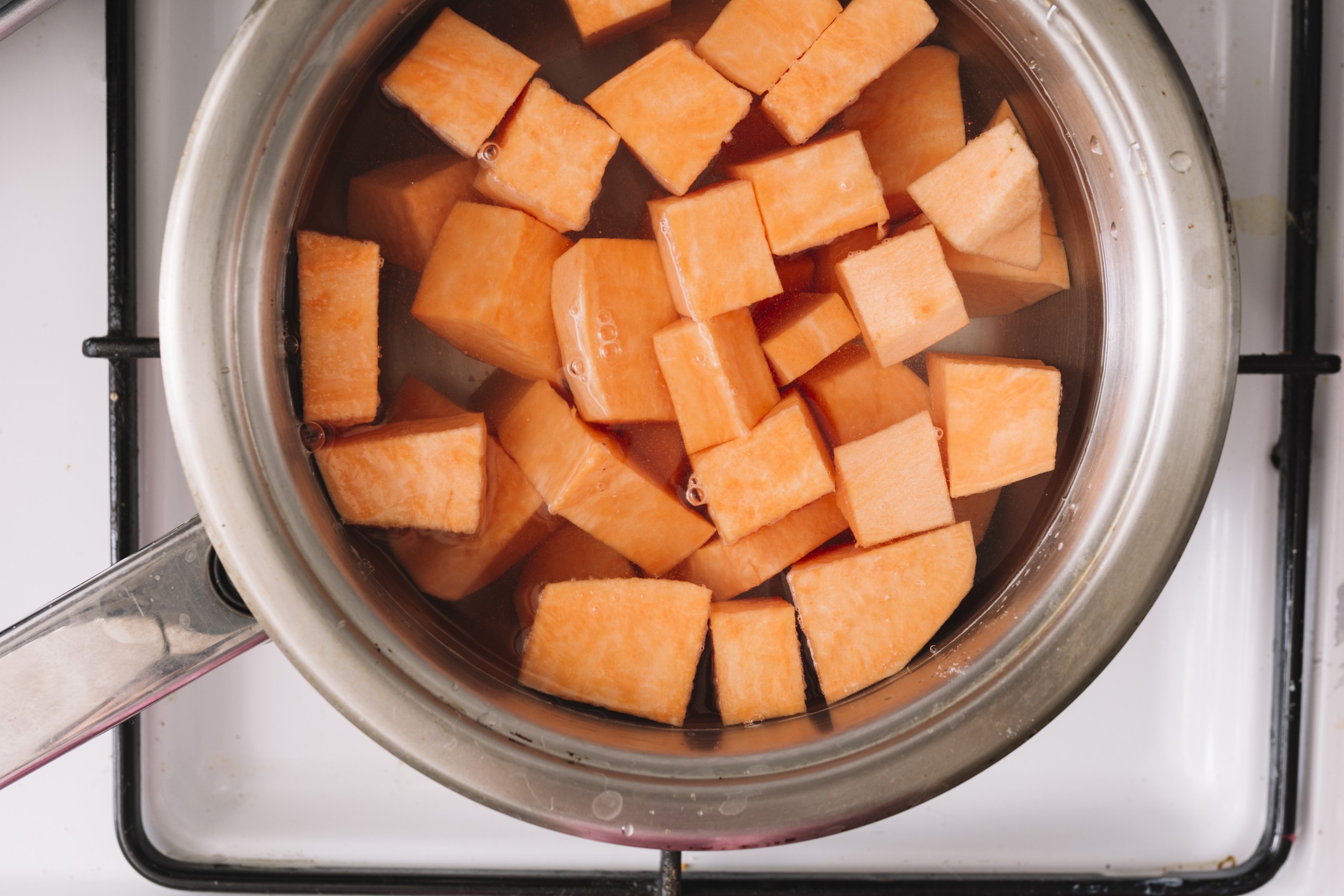 Cum se fierb cartofii dulci în 5 pași simpli