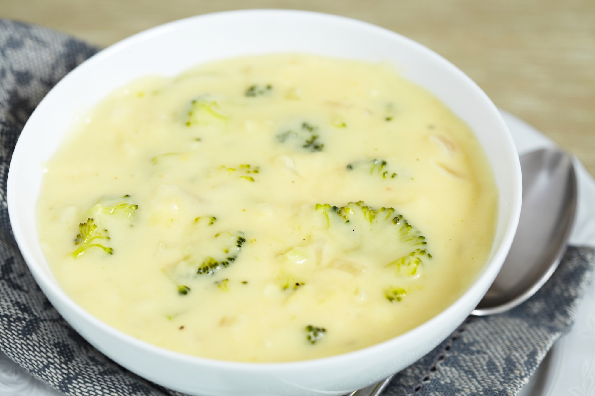 Supă cremă de broccoli cu brânză cheddar