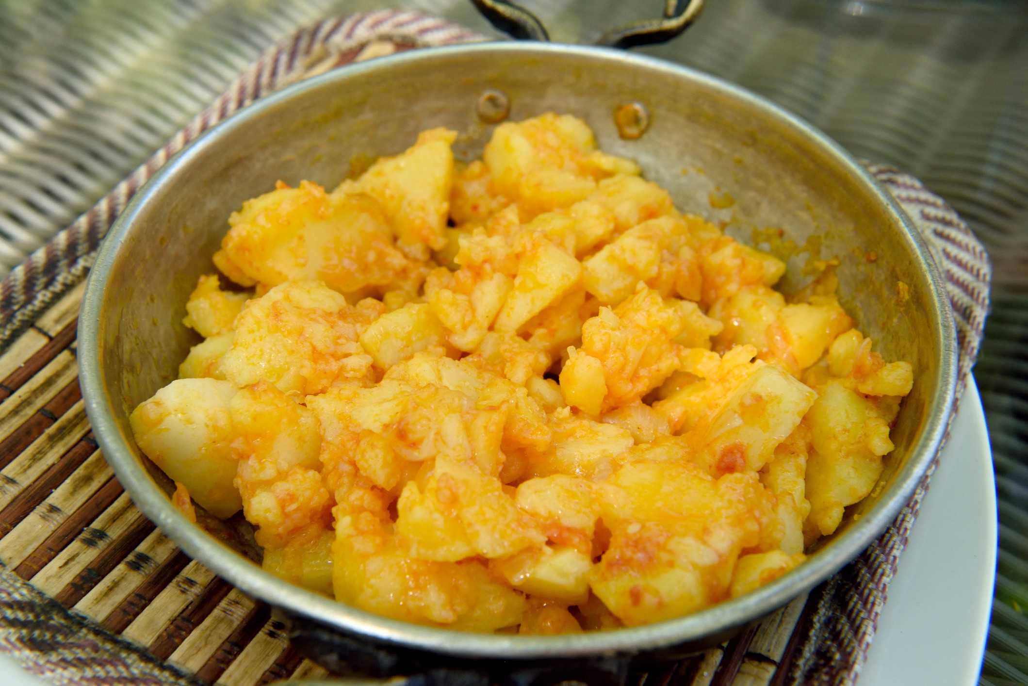 Cartofi răntăliți ardelenești cu usturoi, ceapă și ardei