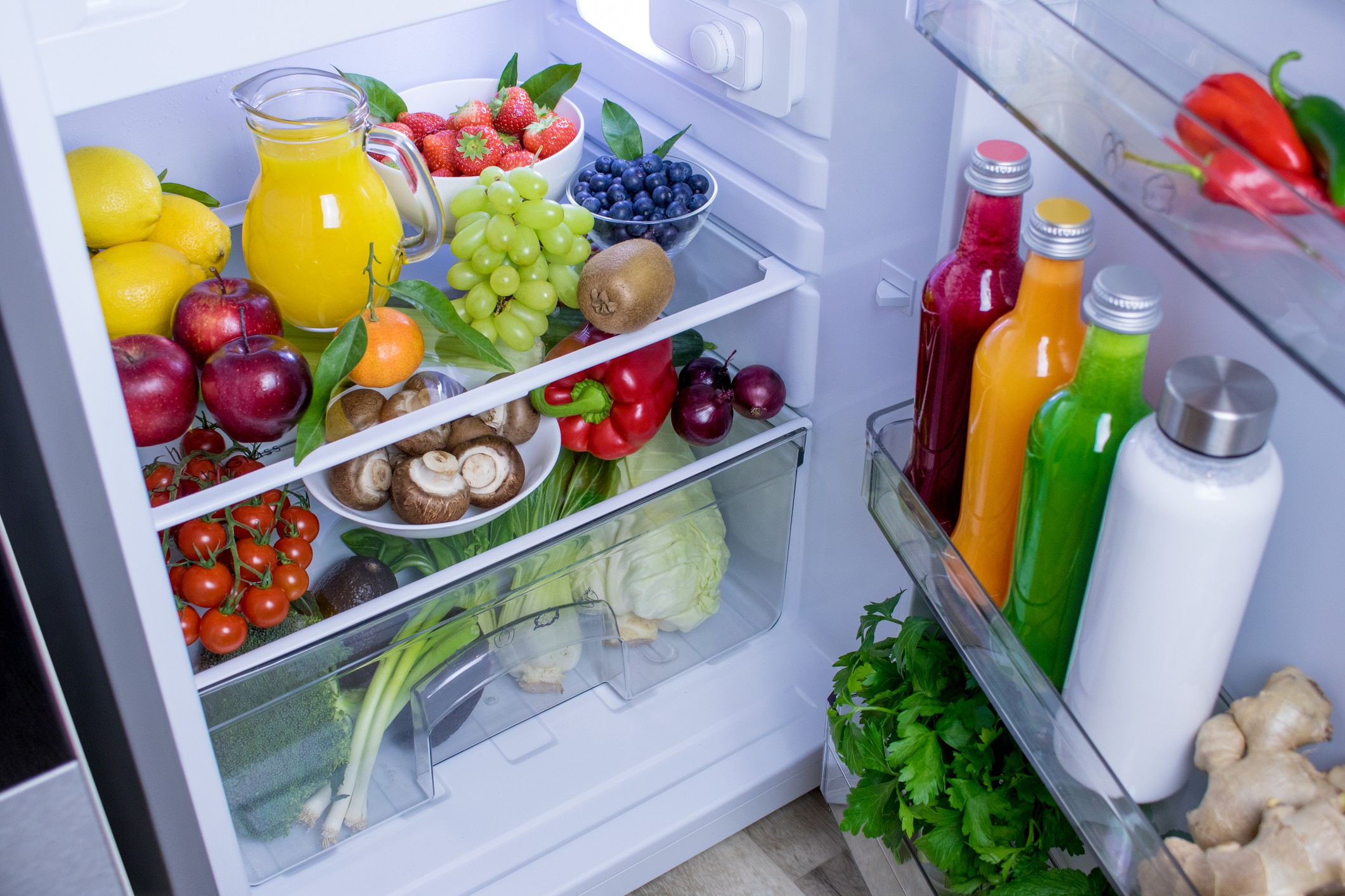 9 alimente pe care trebuie să le păstrezi tot timpul în frigider. Se strică imediat dacă nu sunt ținute la rece